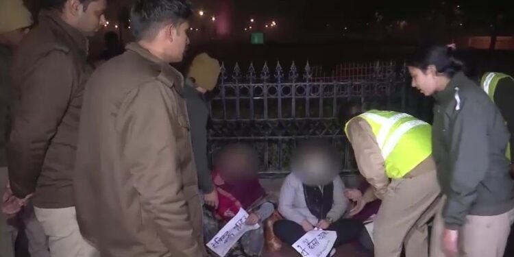 उन्नाव रेप केस: कुलदीप सेंगर की जमानत के विरोध में धरने पर बैठी पीड़िता, इंडिया गेट से पुलिस ने हटाया