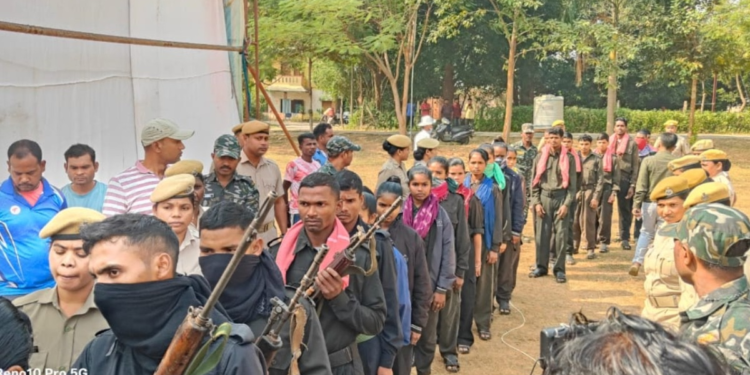 ओडिशा में 2.25 करोड़ के इनामी 22 नक्सलियों ने किया सरेंडर, टॉप लीडर लिंगा भी शामिल