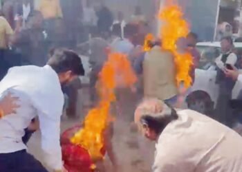 देवास: नाली से अतिक्रमण हटाने पर पति-पत्नी ने खुद को लगाई आग, भड़की भीड़ ने किया जेसीबी पर पथराव