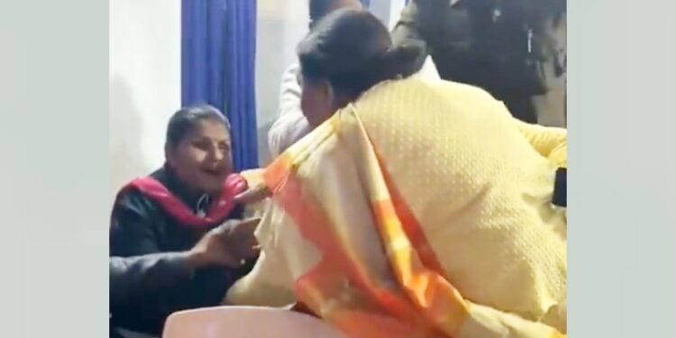 ‘तू अगले जन्म में भी अंधी बनेगी…’, जबलपुर में BJP नेत्री ने दबाया दिव्यांग महिला का मुंह; दिग्विजय बोले- शर्मनाक
