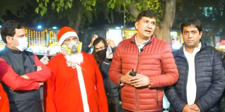 दिल्ली: सौरभ भारद्वाज समेत AAP के तीन नेताओं पर FIR दर्ज, सांता क्लॉज के अपमान का आरोप