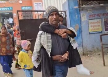 Bihar: पीठ पर घायल बेटी को लादकर भटकता रहा पिता, मूकदर्शक बना सासाराम हॉस्पिटल का स्टाफ