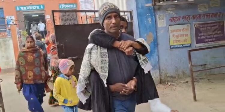 Bihar: पीठ पर घायल बेटी को लादकर भटकता रहा पिता, मूकदर्शक बना सासाराम हॉस्पिटल का स्टाफ