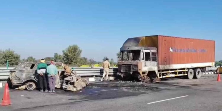 Haryana: नारनौल में दर्दनाक सड़क हादसा, तेज रफ्तार ट्रक ने कार को मारी टक्कर, जिंदा जले तीन दोस्त
