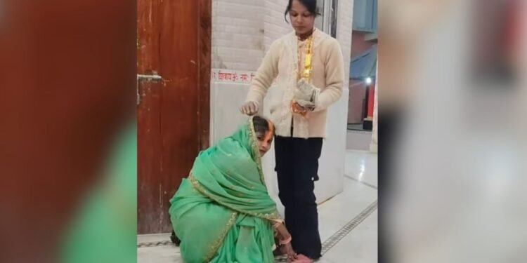 अनोखी शादी! पूजा ने भरी काजल की मांग, मंदिर में गैस चूल्हा जलाकर लिए फेरे