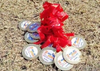 ‘सांसद जी! फंड नहीं था तो खेल क्यों कराए?’ खिलाड़ियों ने फेंके मेडल, फाड़े सर्टिफिकेट