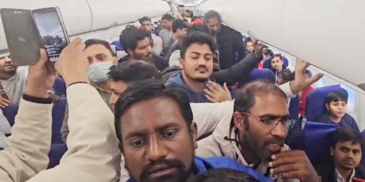 जाना था दरभंगा, कोलकाता में उतारा… IndiGo की फ्लाइट डायवर्ट, एयरपोर्ट पर हंगामा-नारेबाजी