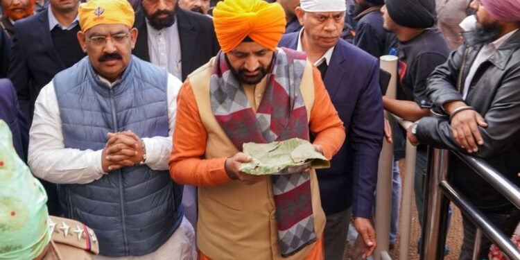हरियाणा CM नायब सिंह सैनी ने गुरुद्वारा श्री फतेहगढ़ साहिब में टेका माथा, साहिबजादों को दी श्रद्धांजलि