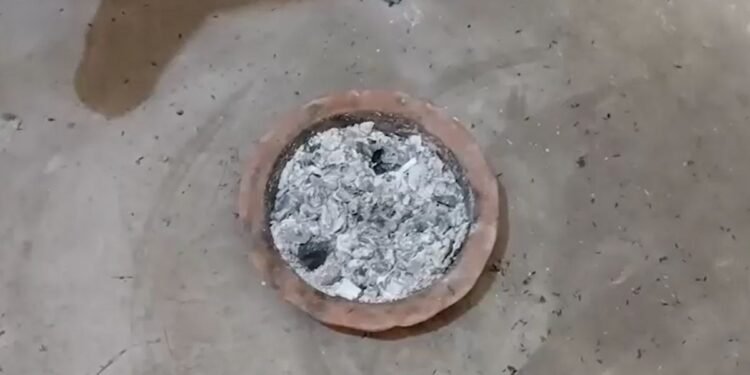 बंद कमरे में अंगीठी जलाकर सोया था परिवार… चार लोगों की दर्दनाक मौत, चार की हालत गंभीर