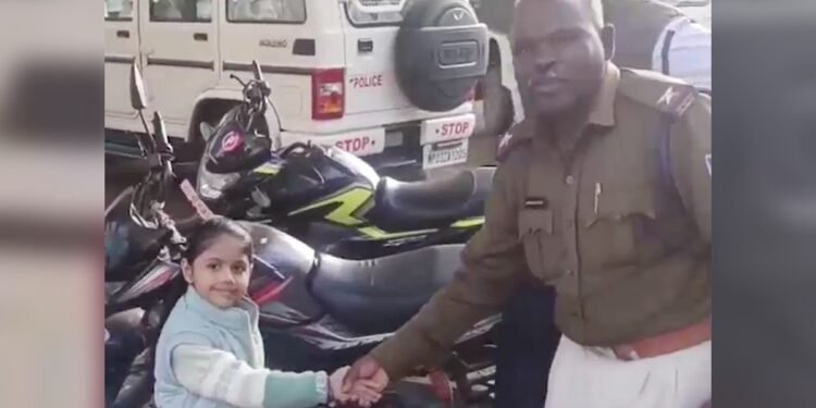 थैंक यू पुलिस अंकल…  नन्हीं छात्रा के आंसू देख पसीजा दिल, घंटों तक सीसीटीवी खंगालकर ढूंढा स्कूल बैग