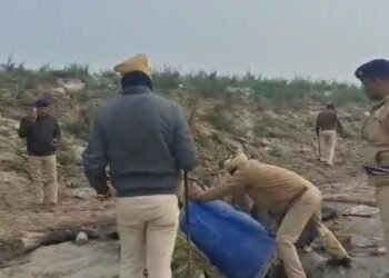 नदी का किनारा, भट्ठियां, नीले ड्रम और महुआ… बिहार के हाजीपुर में चल रहा था देसी शराब का कारोबार