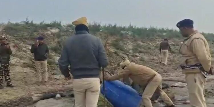 नदी का किनारा, भट्ठियां, नीले ड्रम और महुआ… बिहार के हाजीपुर में चल रहा था देसी शराब का कारोबार