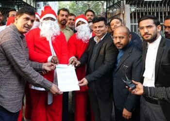 ‘सांता क्लॉज’ के साथ थाने पहुंचे सौरभ भारद्वाज… ईसाई महिलाओं से बदसलूकी के मामले में की शिकायत