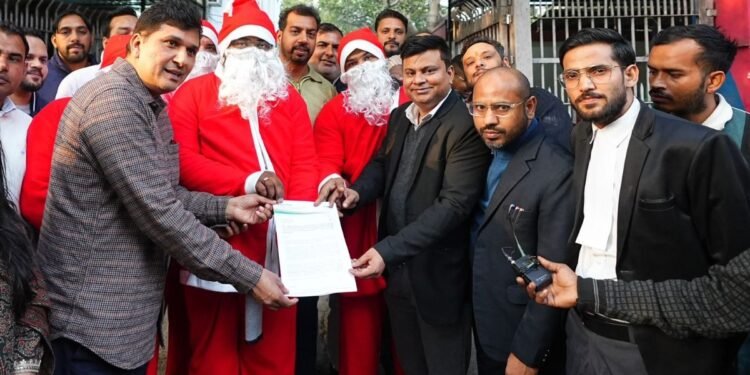 ‘सांता क्लॉज’ के साथ थाने पहुंचे सौरभ भारद्वाज… ईसाई महिलाओं से बदसलूकी के मामले में की शिकायत