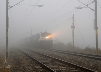 उत्तर भारत में ठंड और कोहरे का सितम, राजधानी, दुरंतो, तेजस जैसी प्रीमियम ट्रेनें भी घंटों लेट, देखें लिस्ट