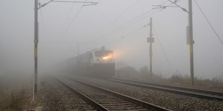 उत्तर भारत में ठंड और कोहरे का सितम, राजधानी, दुरंतो, तेजस जैसी प्रीमियम ट्रेनें भी घंटों लेट, देखें लिस्ट