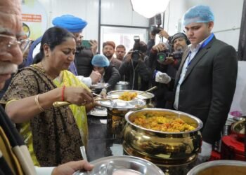 दिल्ली: ‘अटल कैंटीन’ में भोजन करने के लिए उमड़ी भीड़, 2 दिन में पहुंचे 33 हजार से ज्यादा लोग