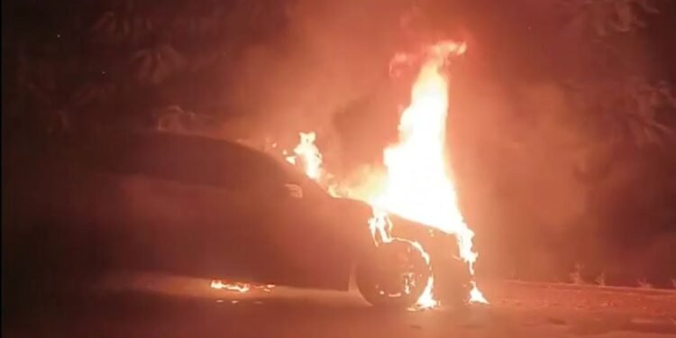 मैहर से लौट रहे श्रद्धालुओं की मर्सिडीज कार में लगी आग… महाराष्ट्र की फैमिली बाल-बाल बची, Video