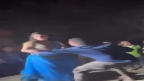 मुजफ्फरपुर: बर्थडे पार्टी में महिला डांसर संग तमंचा लहराता रहा युवक, फायरिंग का VIDEO वायरल