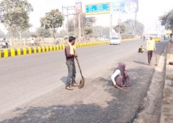 अमित शाह के जाते ही उखड़ी रातभर में बनाई गई सड़क, ग्वालियर में खुली नगर निगम के भ्रष्टाचार की पोल