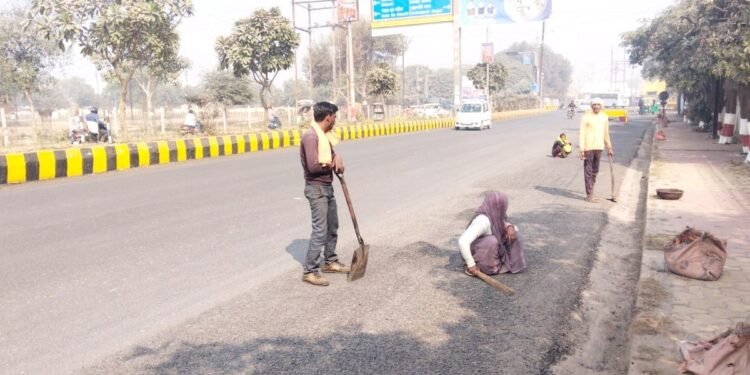 अमित शाह के जाते ही उखड़ी रातभर में बनाई गई सड़क, ग्वालियर में खुली नगर निगम के भ्रष्टाचार की पोल