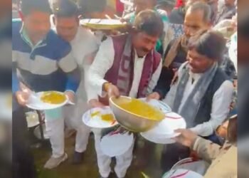 चावल नहीं बचे तो प्लेटों में सब्जी भरकर पी गए… मुरैना में खाने के स्टॉल पर टूटे कांग्रेस कार्यकर्ता