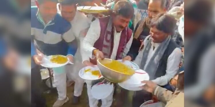 चावल नहीं बचे तो प्लेटों में सब्जी भरकर पी गए… मुरैना में खाने के स्टॉल पर टूटे कांग्रेस कार्यकर्ता