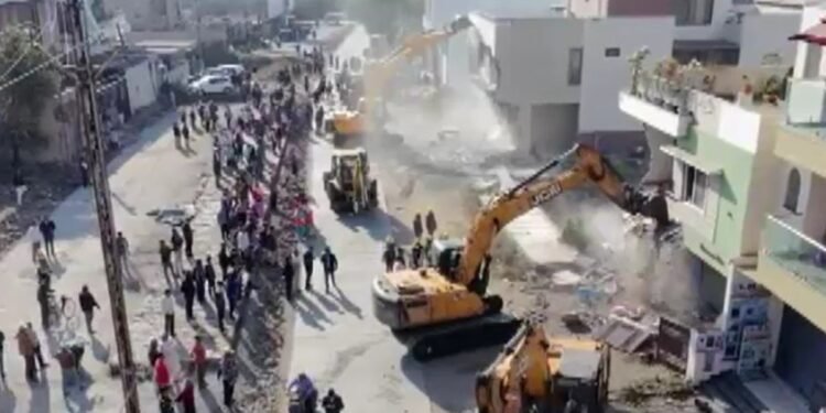 इंदौर के बिजलपुर में चला नगर निगम का बुलडोजर… 100 फीट चौड़ी सड़क के लिए 40 अवैध निर्माण जमींदोज