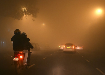 दिल्ली-NCR में कोहरे और प्रदूषण का डबल अटैक, विजिबिलिटी जीरो; IMD का रेड अलर्ट