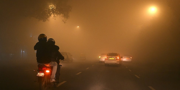 दिल्ली-NCR में कोहरे और प्रदूषण का डबल अटैक, विजिबिलिटी जीरो; IMD का रेड अलर्ट