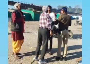 IAS ने युवक को जड़े ताबड़तोड़ थप्पड़, पुजारी को जमकर हड़काया, दंड-बैठक लगवाने का आरोप, नरसिंहपुर का वीडियो वायरल