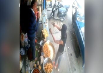 दुकान पर पहुंचा, पिस्टल तानी और… दिल्ली में एक ही गैंग की दिनदहाड़े आधे घंटे में तीन वारदात, Video