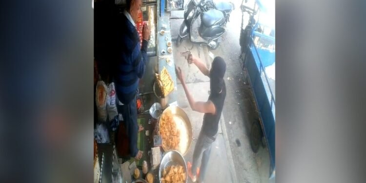 दुकान पर पहुंचा, पिस्टल तानी और… दिल्ली में एक ही गैंग की दिनदहाड़े आधे घंटे में तीन वारदात, Video