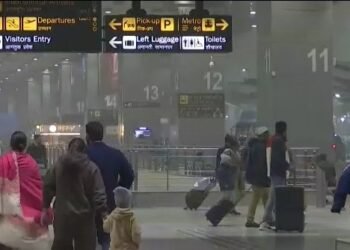 कोहरे का कहर, 100 ट्रेनें चल रही हैं लेट, लेकिन दिल्ली एयरपोर्ट पर सामान्य हुई विमानों की आवाजाही