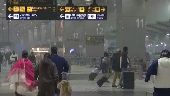 कोहरे का कहर, 100 ट्रेनें चल रही हैं लेट, लेकिन दिल्ली एयरपोर्ट पर सामान्य हुई विमानों की आवाजाही