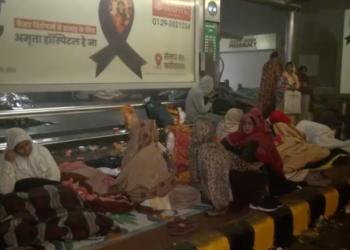 कड़ाके की ठंड और घने कोहरे में दिल्ली की सड़कों पर जद्दोजहद… खुले आसमान के नीचे कट रही ज़िंदगियां – VIDEO