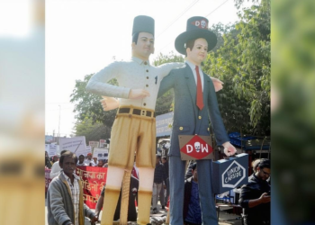 भोपाल गैस कांड की बरसी पर विवाद: RSS वेशभूषा वाले पुतले पर हंगामा, तीन के खिलाफ FIR दर्ज