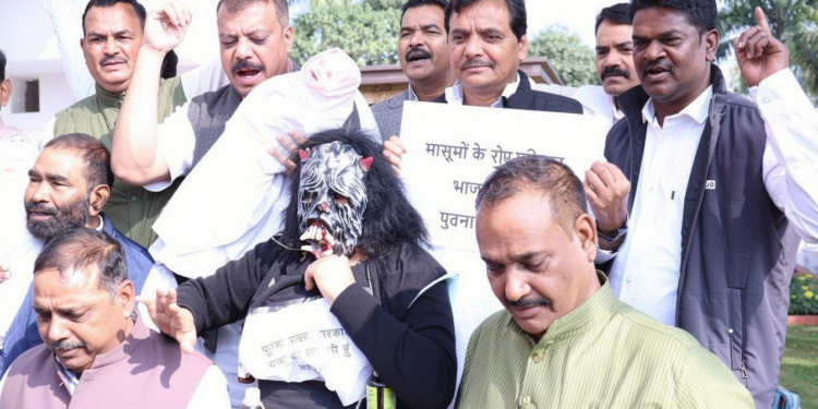 MP विधानसभा में विष पिलाने जैसी हरकत करने वाले कांग्रेस विधायक, स्वास्थ्य मंत्री से इस्तीफे की मांग