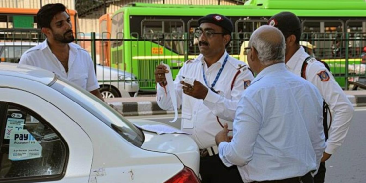 दिल्ली में चालान पर मिलने वाली छूट अब क्यों फंसी है, जानिए पूरी खबर