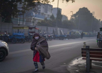 दिल्ली में बढ़ी ठंड और कोहरे के साथ हवा की गुणवत्ता खराब, IMD ने जारी किया शीतलहर का अलर्ट