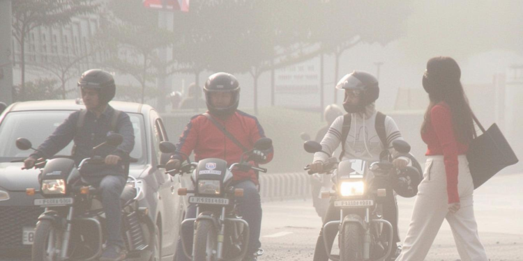दिल्ली में वायु प्रदूषण बढ़ा, AQI 300 से ऊपर, जानिए कैसे बढ़ रहा है दिल्ली का प्रदूषण स्तर