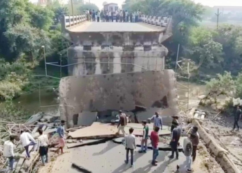 मध्य प्रदेश में 50 साल पुराने ब्रिज का टूटना: 4 बाइक सवार नीचे गिरे, 10 घायल, MPRDC की बड़ी लापरवाही