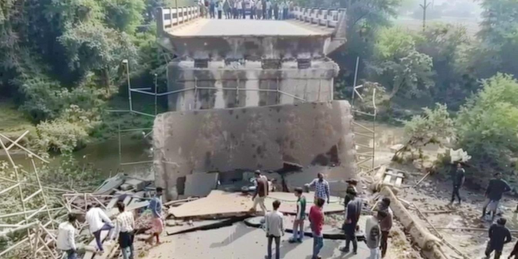 मध्य प्रदेश में 50 साल पुराने ब्रिज का टूटना: 4 बाइक सवार नीचे गिरे, 10 घायल, MPRDC की बड़ी लापरवाही