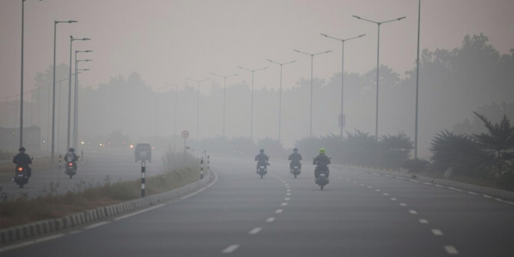 दिल्ली में खतरनाक प्रदूषण का स्तर, रेड जोन में 14 AQI स्टेशन और नोएडा भी खतरे के करीब