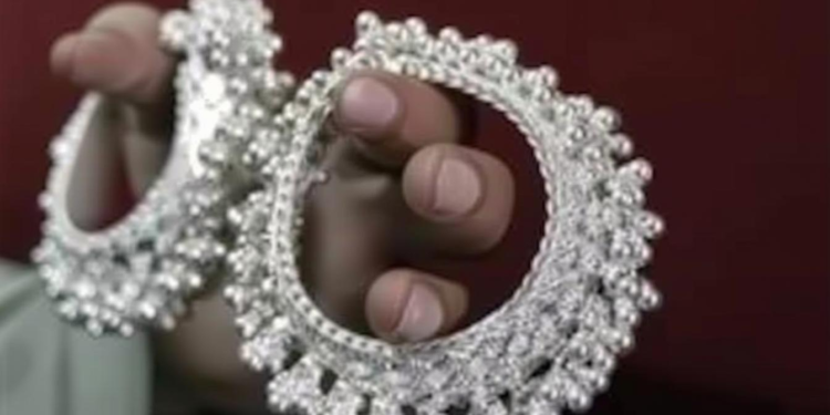 दिल्ली में महिला की मौत के तुरंत बाद अस्पताल की सफाईकर्मी ने चुराए सोने के गहने, वीडियो वायरल होने पर खुलासा