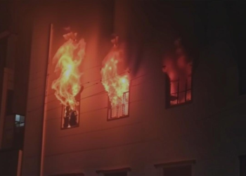 दिल्ली के नरेला में प्लास्टिक फैक्ट्री में भीषण आग, लाखों का माल जलकर खाक