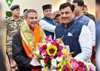 धर्मेंद्र प्रधान का खुलासा: ₹500 के गुलदस्ते की लाइफ सिर्फ 20 सेकंड, इन पैसों में 2 किलोग्राम सेब बच्चों को खिलाएं