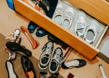 नए साल में जूते-चप्पल से जुड़ी 5 गलतियों से बचें, घर में सुख-समृद्धि और कंगाली से करें दूर-वास्तु टिप्स