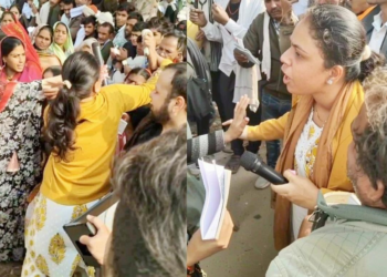 मध्य प्रदेश में किसान की बेटी को खाद के बजाय थप्पड़, वीडियो वायरल होने पर नोटिस जारी, महिला अधिकारी ICU में भर्ती