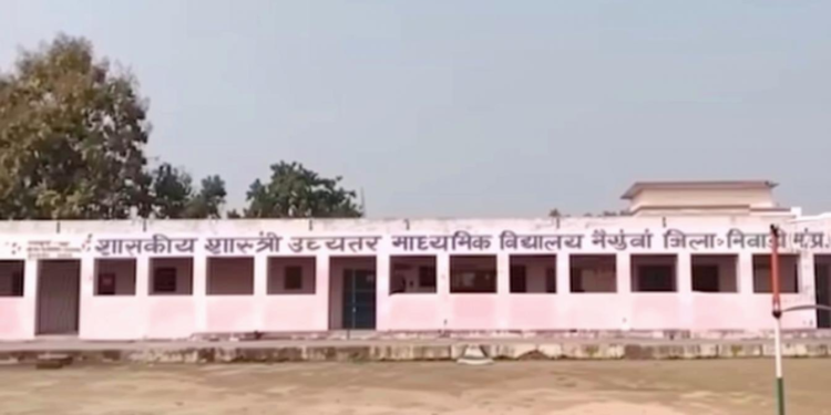 MP में हैरान कर देने वाला मामला: 23 साल तक चला सरकारी स्कूल, प्राइवेट टीचर्स को मिलती रही सरकारी सैलरी, ₹15 करोड़ की रिकवरी